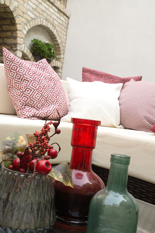 Verschiedene Kissen auf Couch