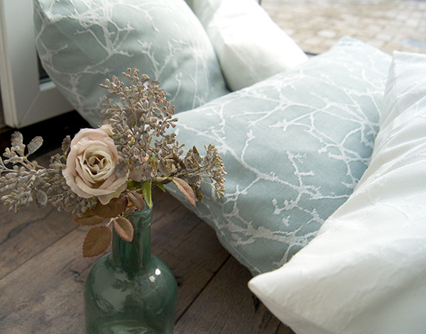 Verschiedene Kissen auf Boden